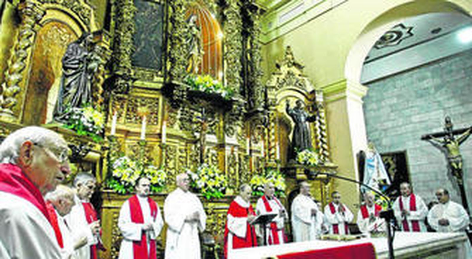El padre Juan Valenzuela, en el centro, acompañado ayer por sacerdotes de dentro y fuera de la localidad.