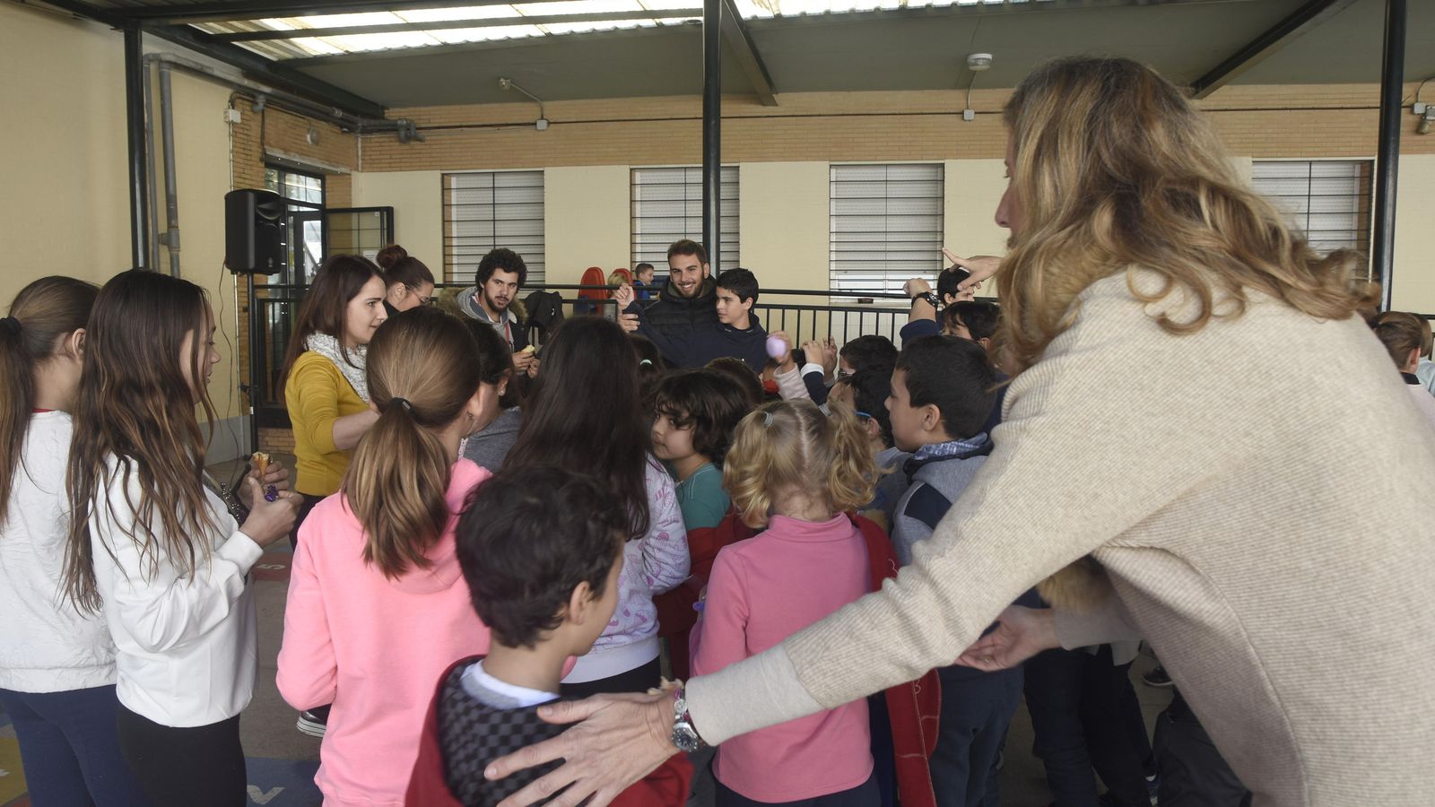 Otro grupo de alumnos del centro durante el recreo