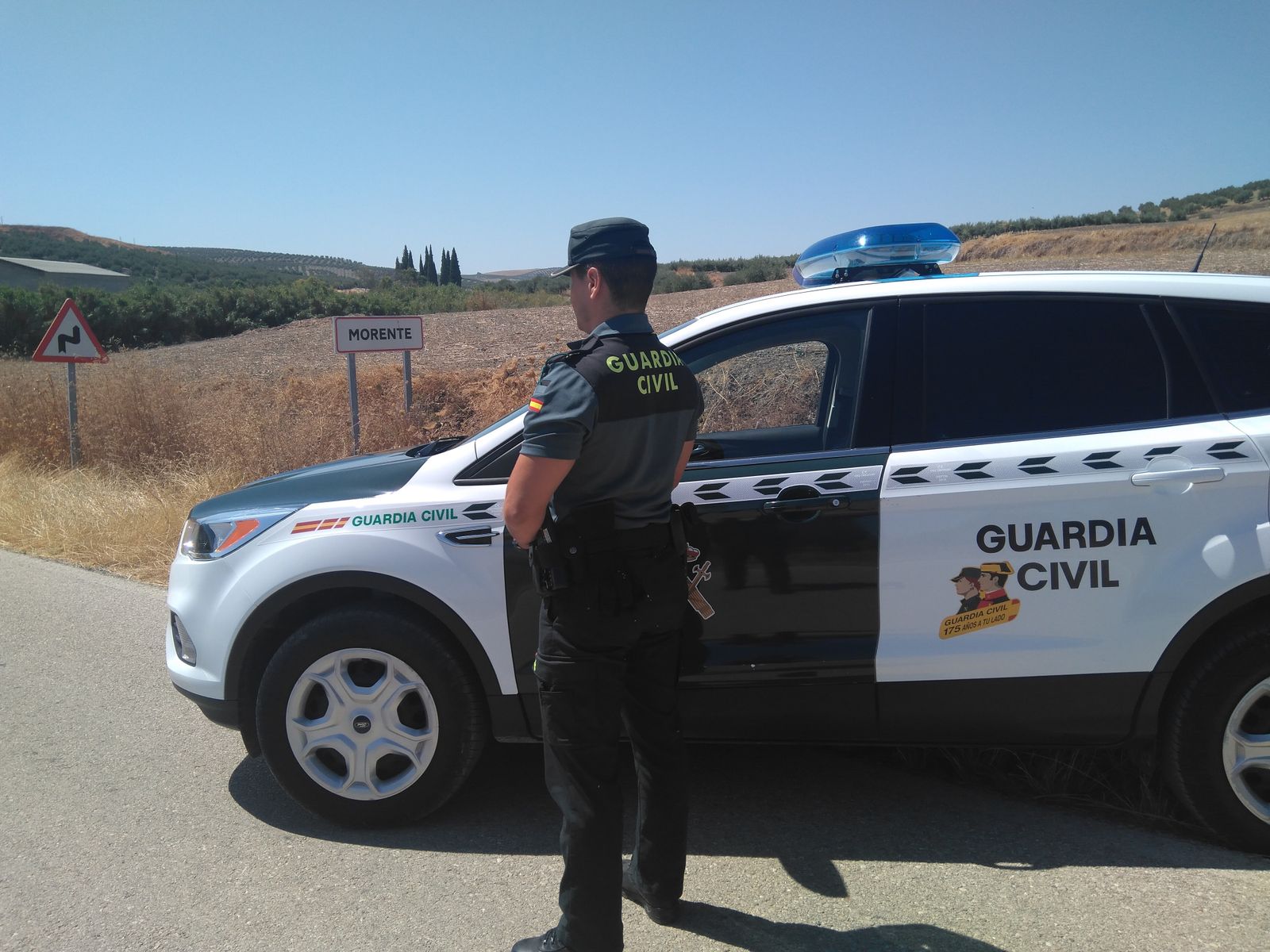 Un efectivo de la Guardia Civil a la entrada de Morente.