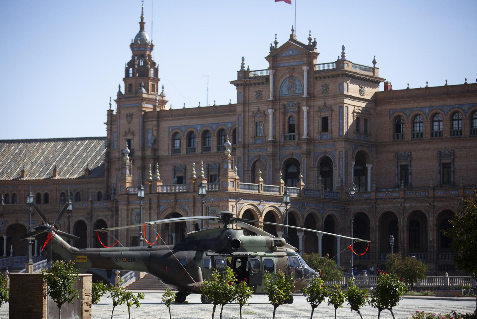 Montaje de la Exposición Estática de las Fuerzas Armadas en el parque de María Luisa