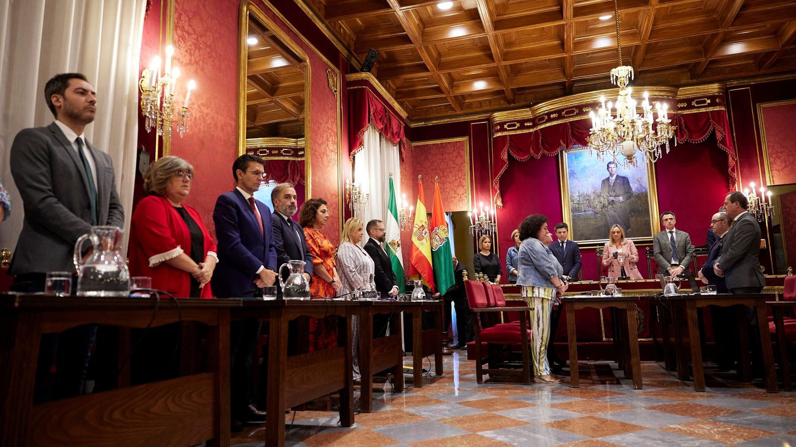 El pleno, en el minuto de silencio inicial por las víctimas de violencia de género.