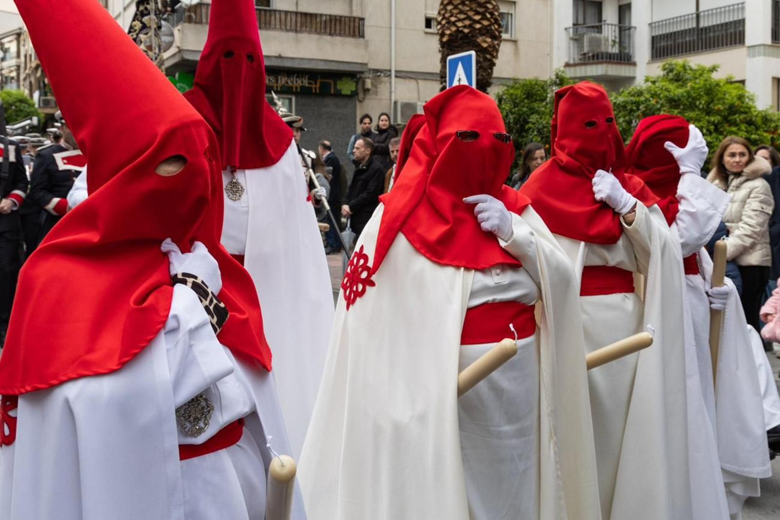 La temida lluvia impide el desarrollo normal de este Martes Santo