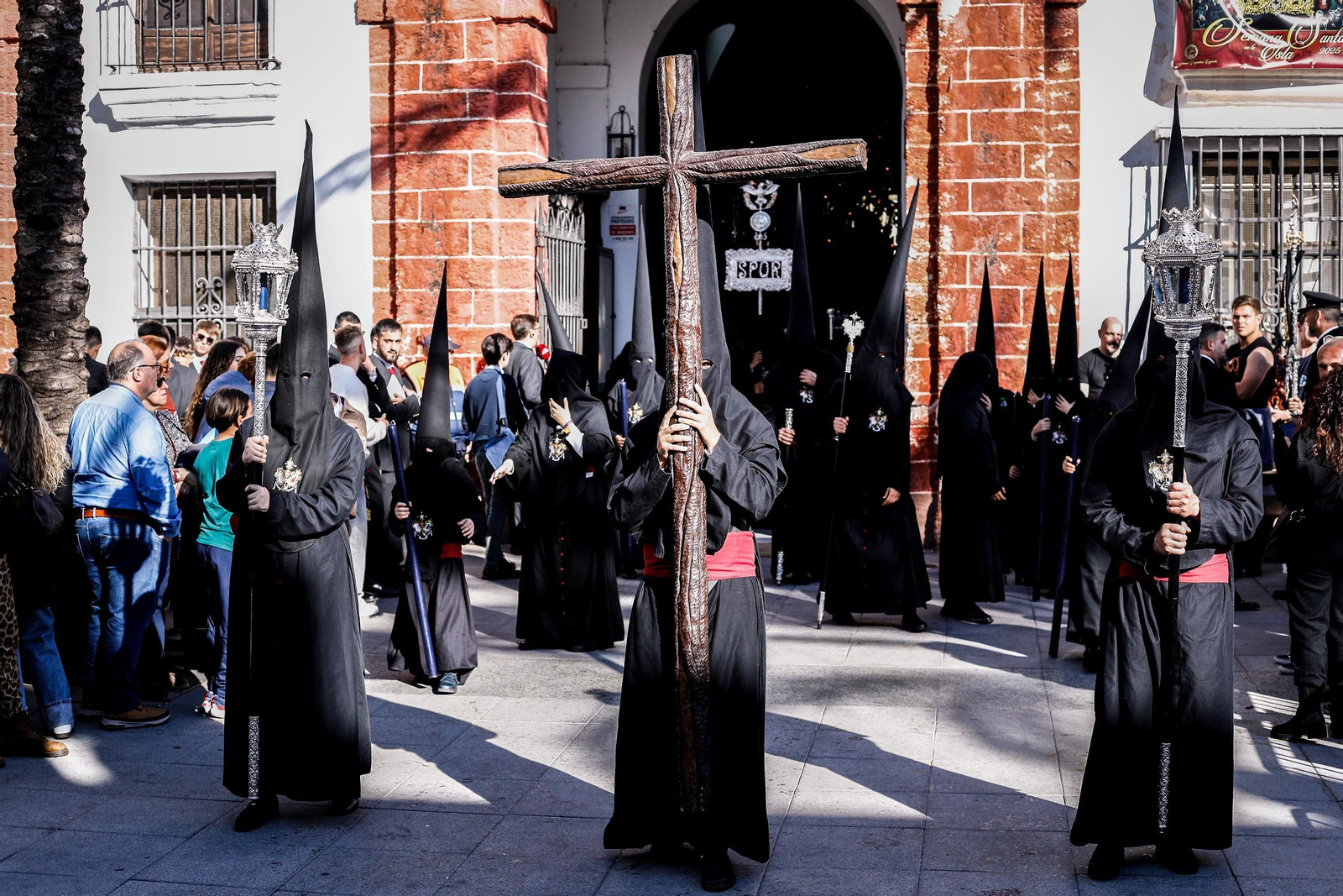 Imágenes de la salida de Desamparados en la Semana Santa de San Fernando 2025