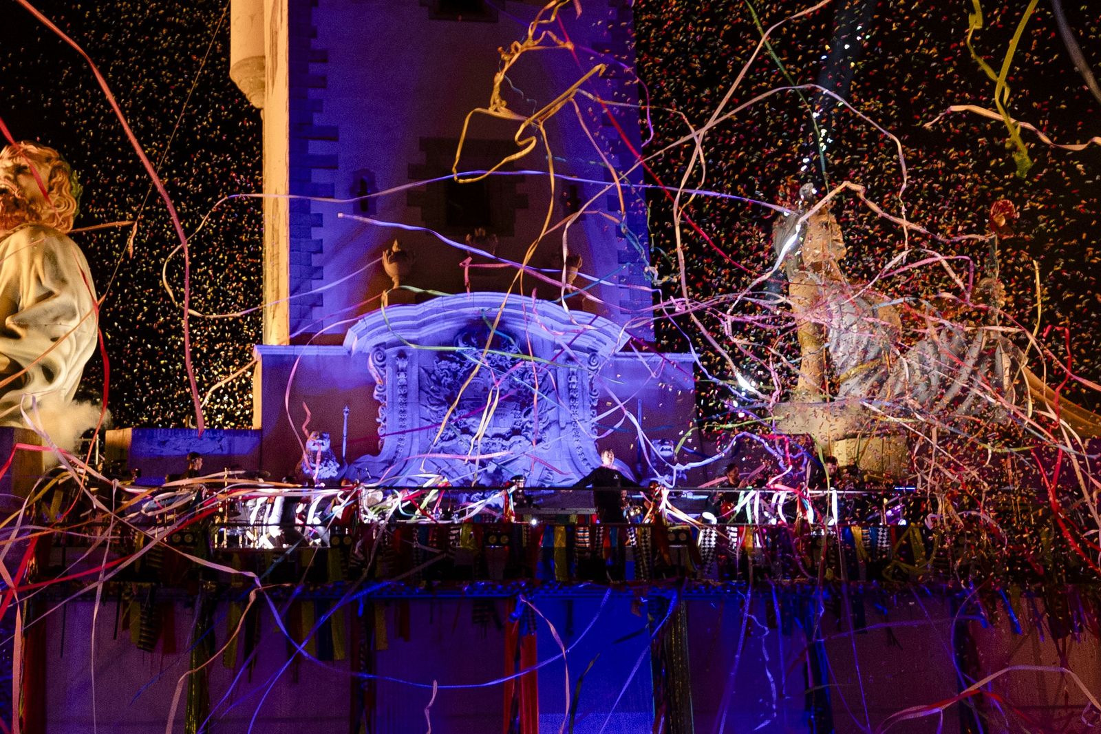 Las imágenes del espectáculo final del Carnaval de Cádiz 2026, con la quema de la Bruja Piti