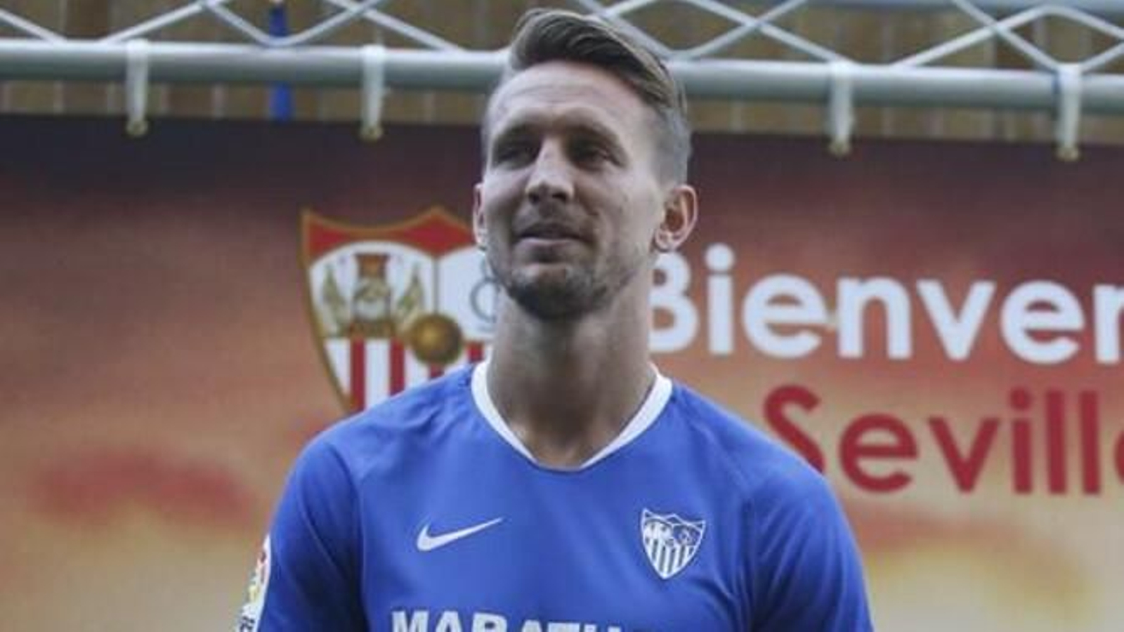 Luuk de Jong vestido de sevillista.