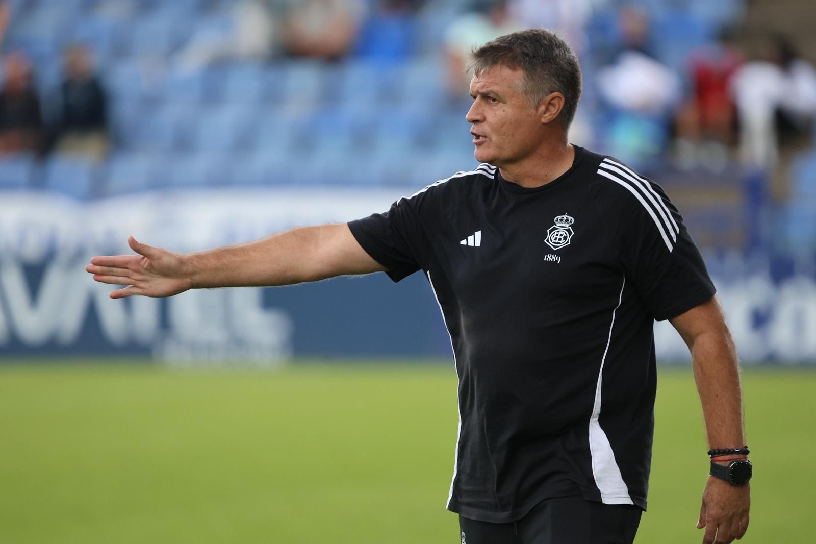 Pedro Morilla dirige a sus jugadores desde la banda del Nuevo Colombino.