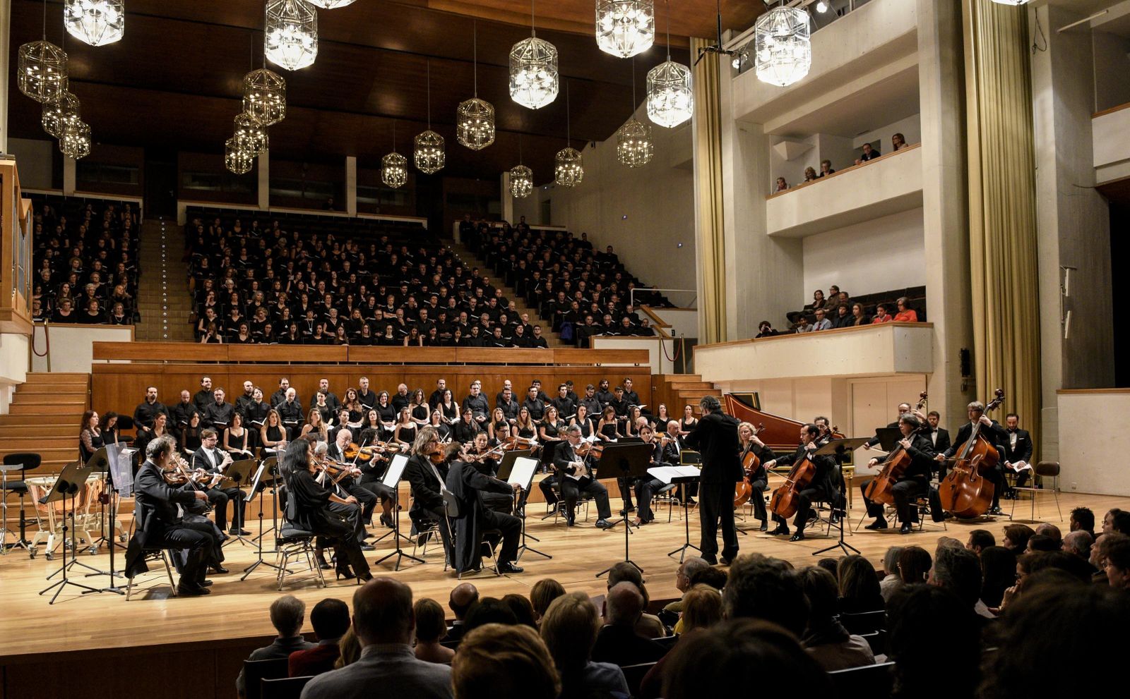 1. Panorámica del Auditorio Manuel de Falla, con la Orquesta Ciudad de Granada acompañada por cerca de 300 voces de 18 agrupaciones corales de la ciudad 2. 'El Mesías' volvió a anticipar la Navidad en Granada con un concierto que, salvo un paréntesis en la época de Salvador Mas, es una cita obligada.