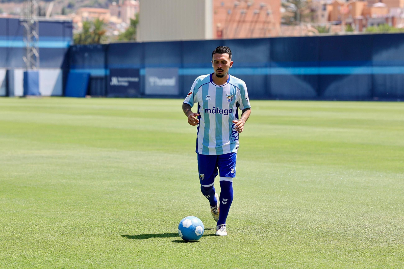Joaquín Muñoz, radiante y con su gente en su primer día de malaguista