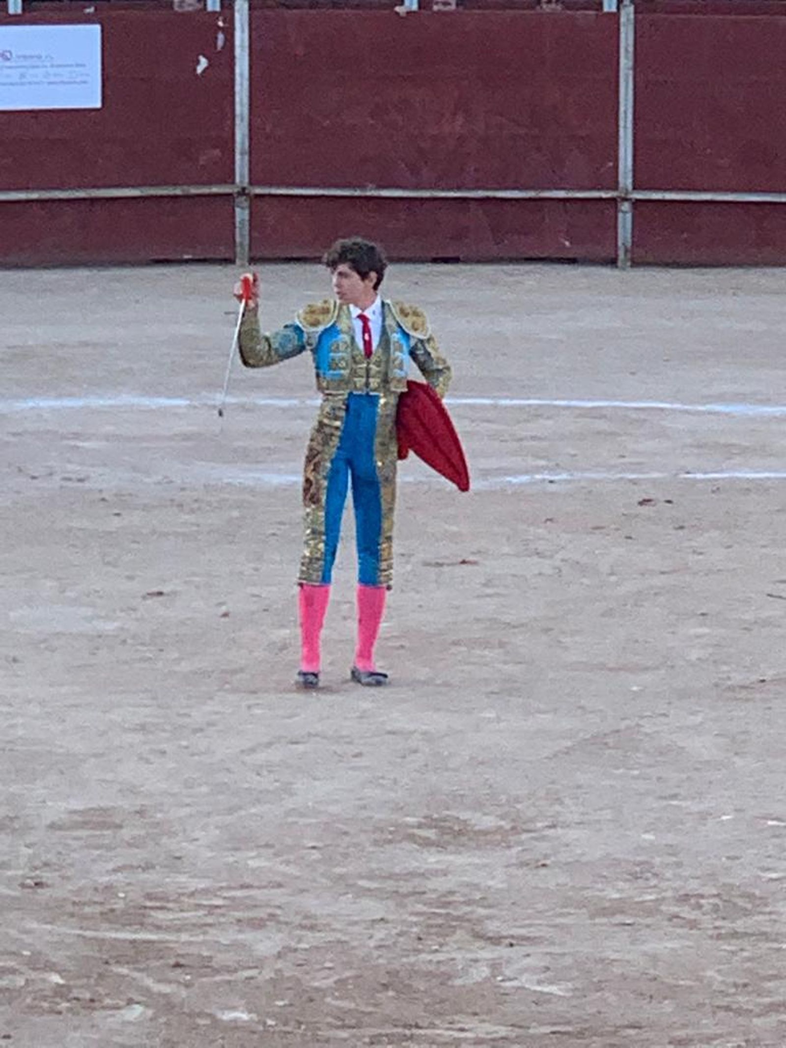 El almeriense, brindando el toro.