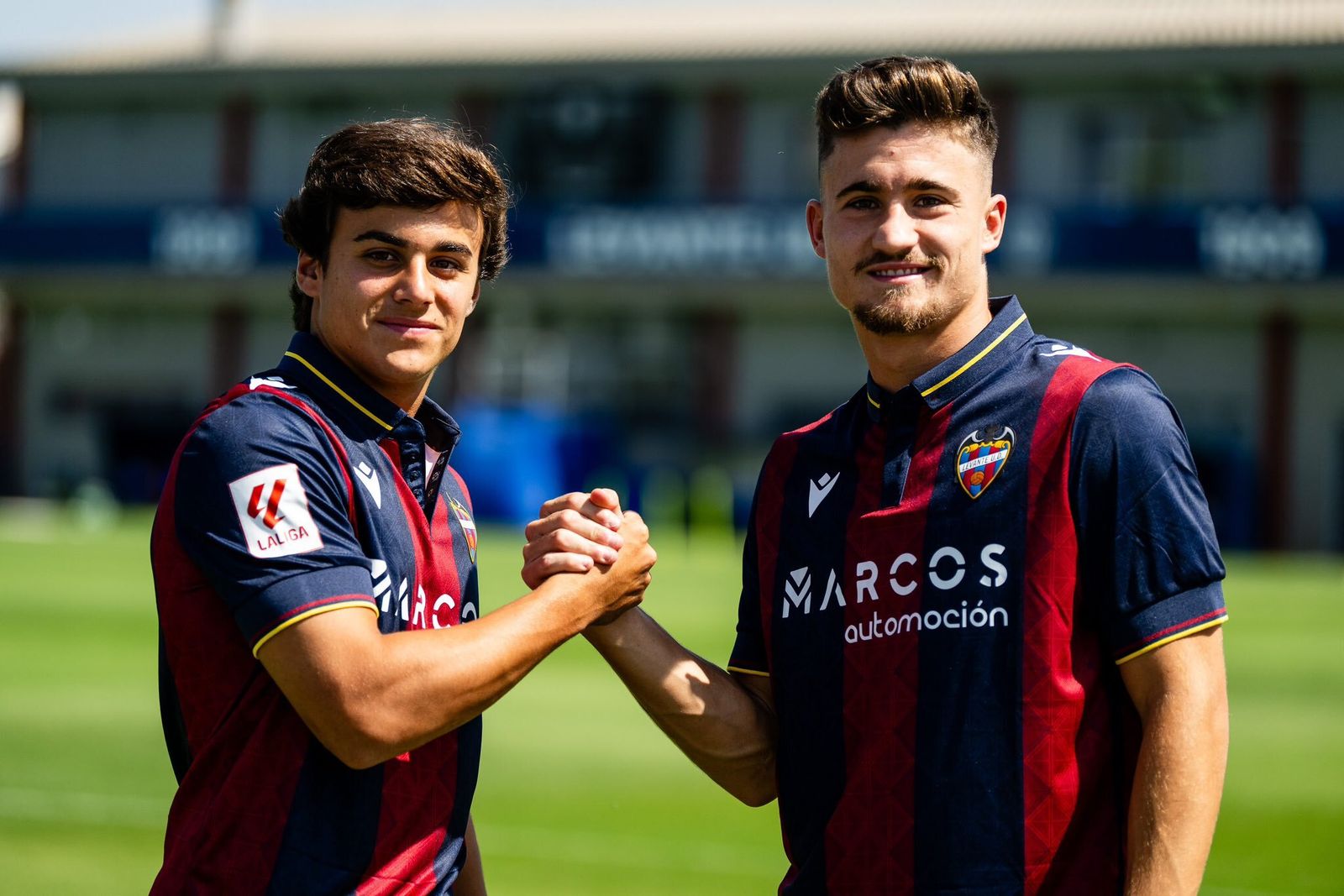 Los dos canteranos del Sevilla, presentados con su nuevo equipo.