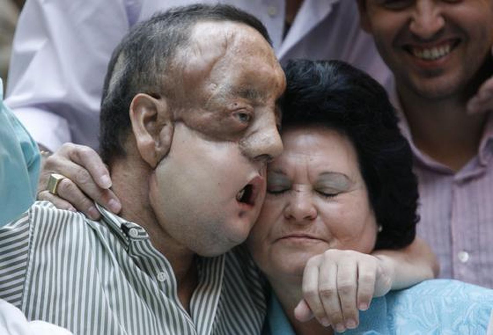 Rafael y su madre se abrazan tras la comparecencia del paciente tras ser dado de alta.

Foto: Javier Barbancho (Reuters)