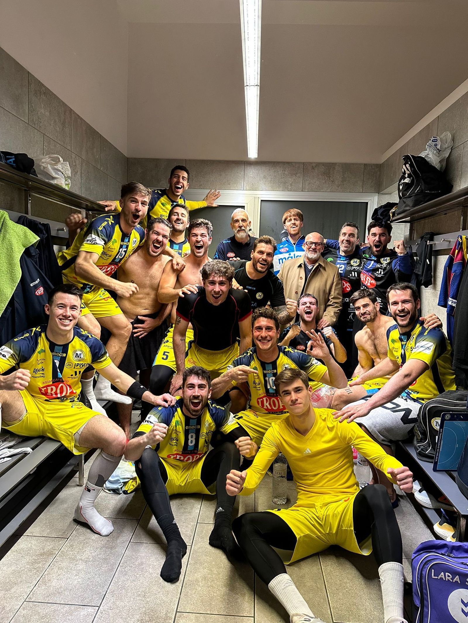 El Trops celebra el triunfo en el vestuario