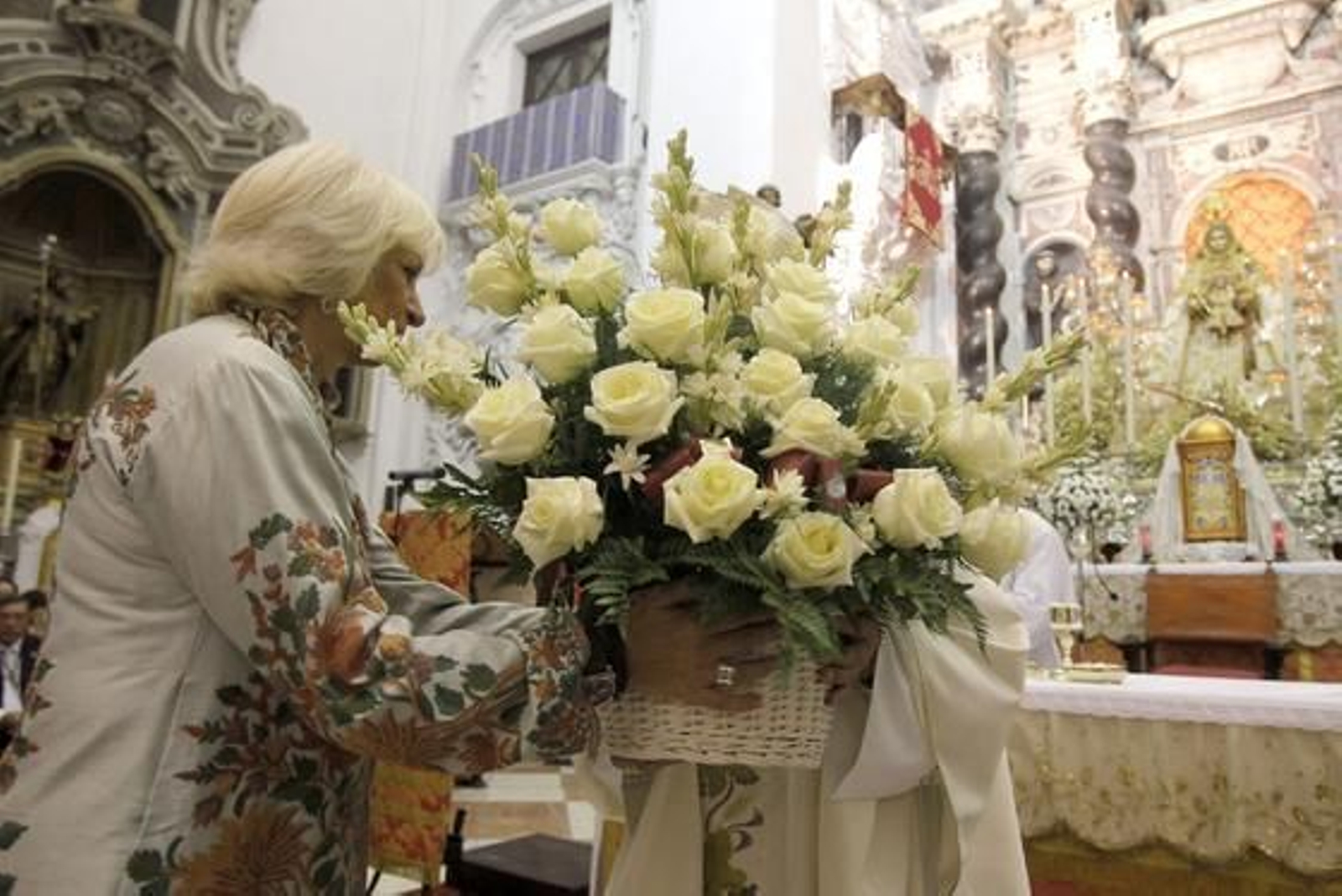 La iglesia de Santo Domingo acoge la tradicional ofrenda floral a la Virgen del Rosario con motivo del Día de la Patrona de Cádiz. 

Foto: Jesus Marin