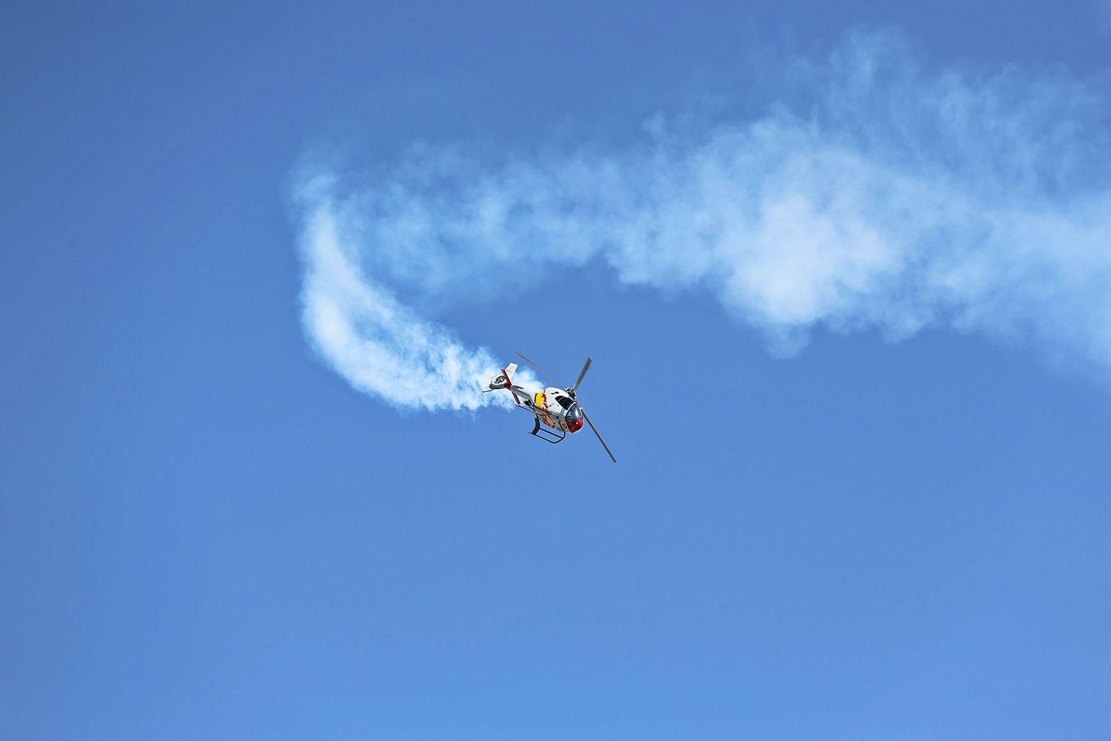 Fotografías de la exhibición aérea de la Patrulla Acrobática de Paracaidismo del Ejército del Aire 'Papea' y de la Patrulla Acrobática de Helicópteros 'ASPA'  en los actos de homenaje al centenario del Plus Ultra presidido por S.M. el Rey Felipe VI