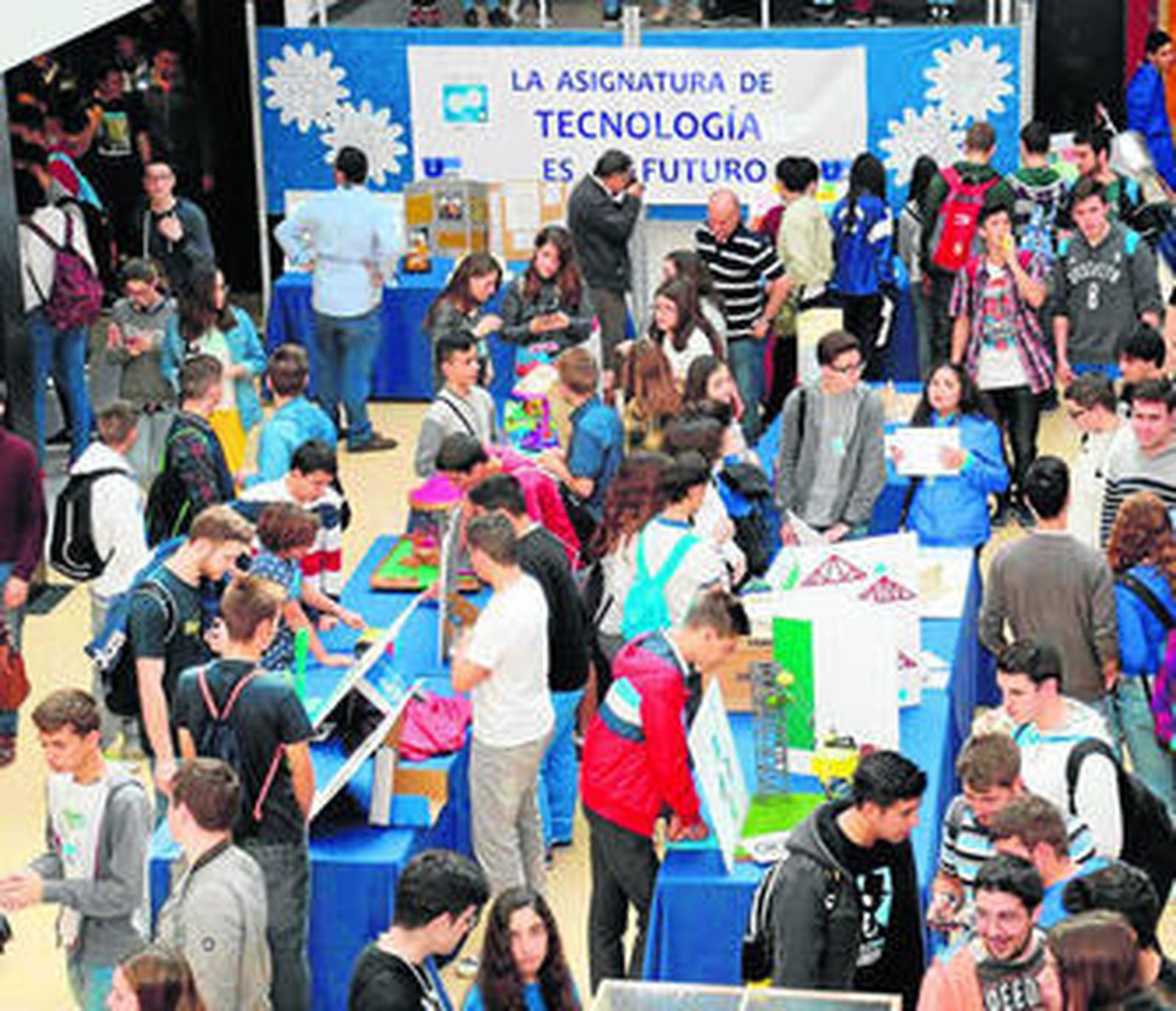 Estudiantes, ayer, en la Escuela Politécnica Superior.