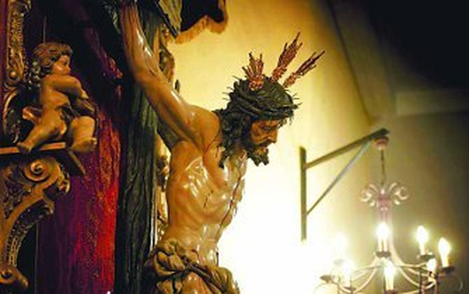 La lluvia trastoca el Viernes Santo en Algeciras