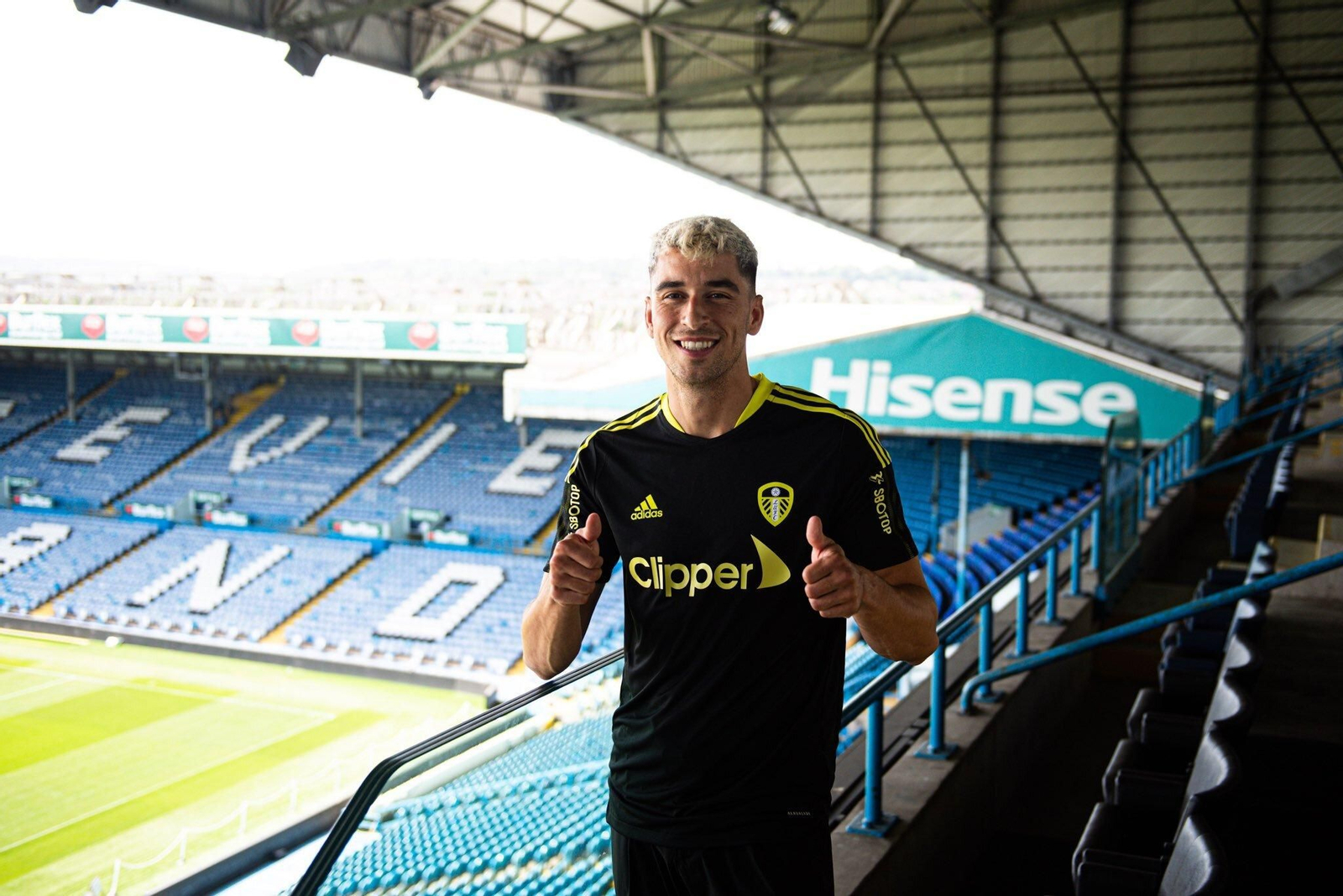 Marc Roca posa como nuevo jugador del Leeds.