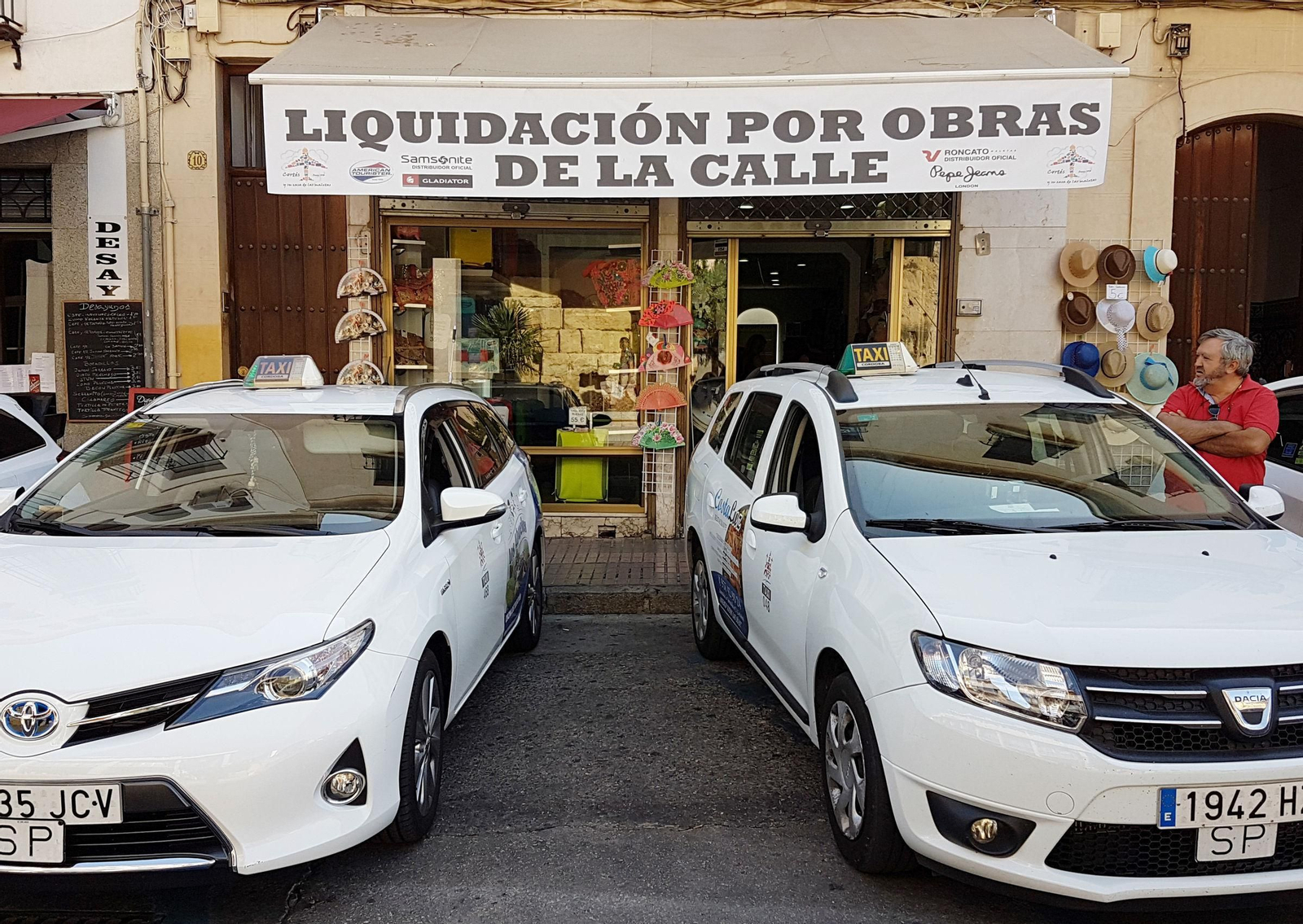 Dos taxis en la parada que había justo en frente del Ayuntamiento.