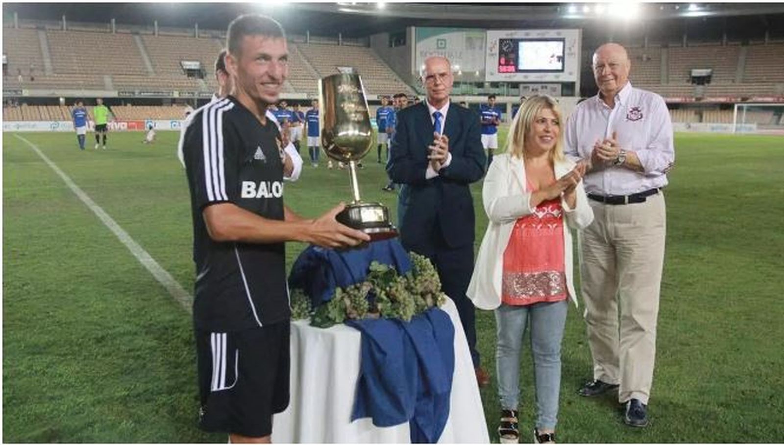 El actual secretario técnico, Ismael Chico, recoge el trofeo en 2015; a la derecha el añorado presidente Alfredo Gallardo