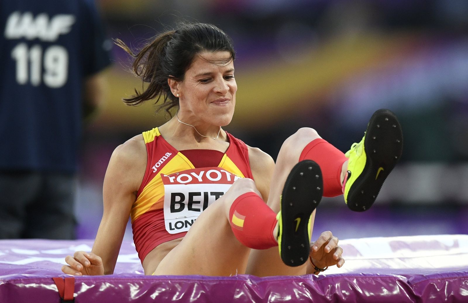 Ruth Beitia se lamenta después de derribar el listón y ser eliminada.