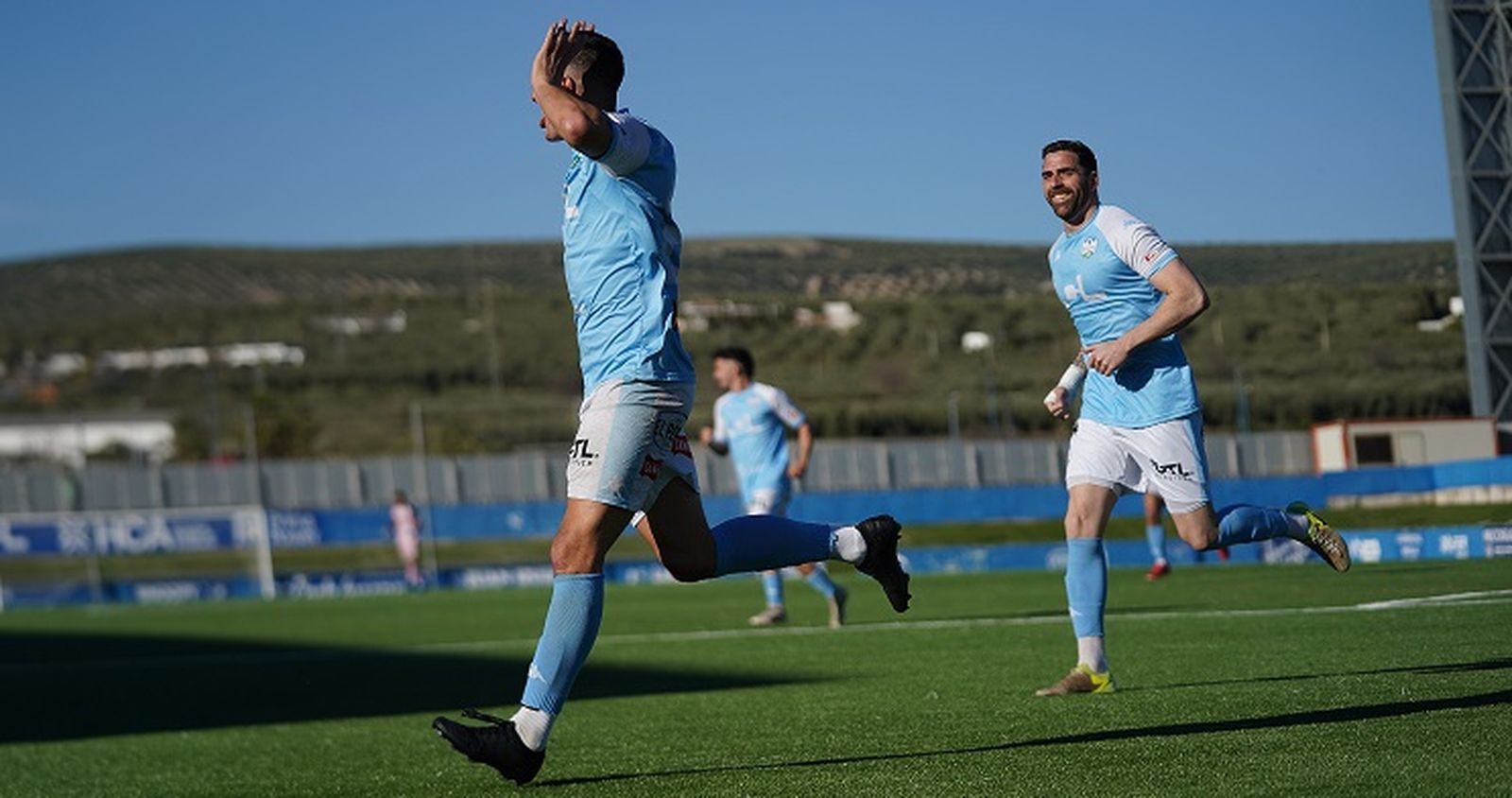 Diego Canty celebra un gol junto a Rafa Gálvez.