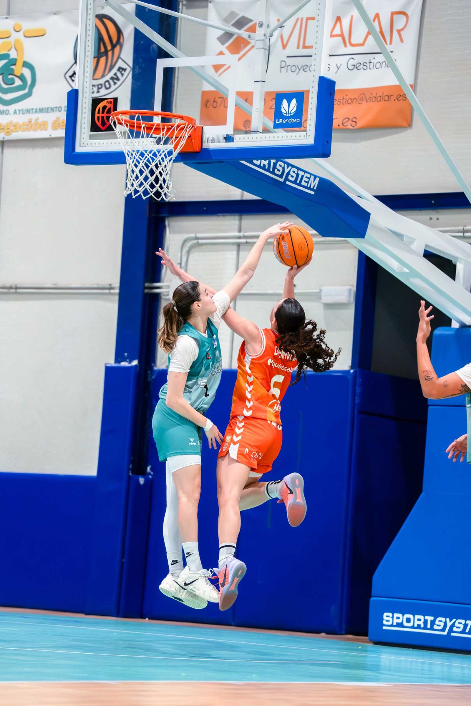 Apoteosis en Estepona; cae el campeón Valencia (67-66)