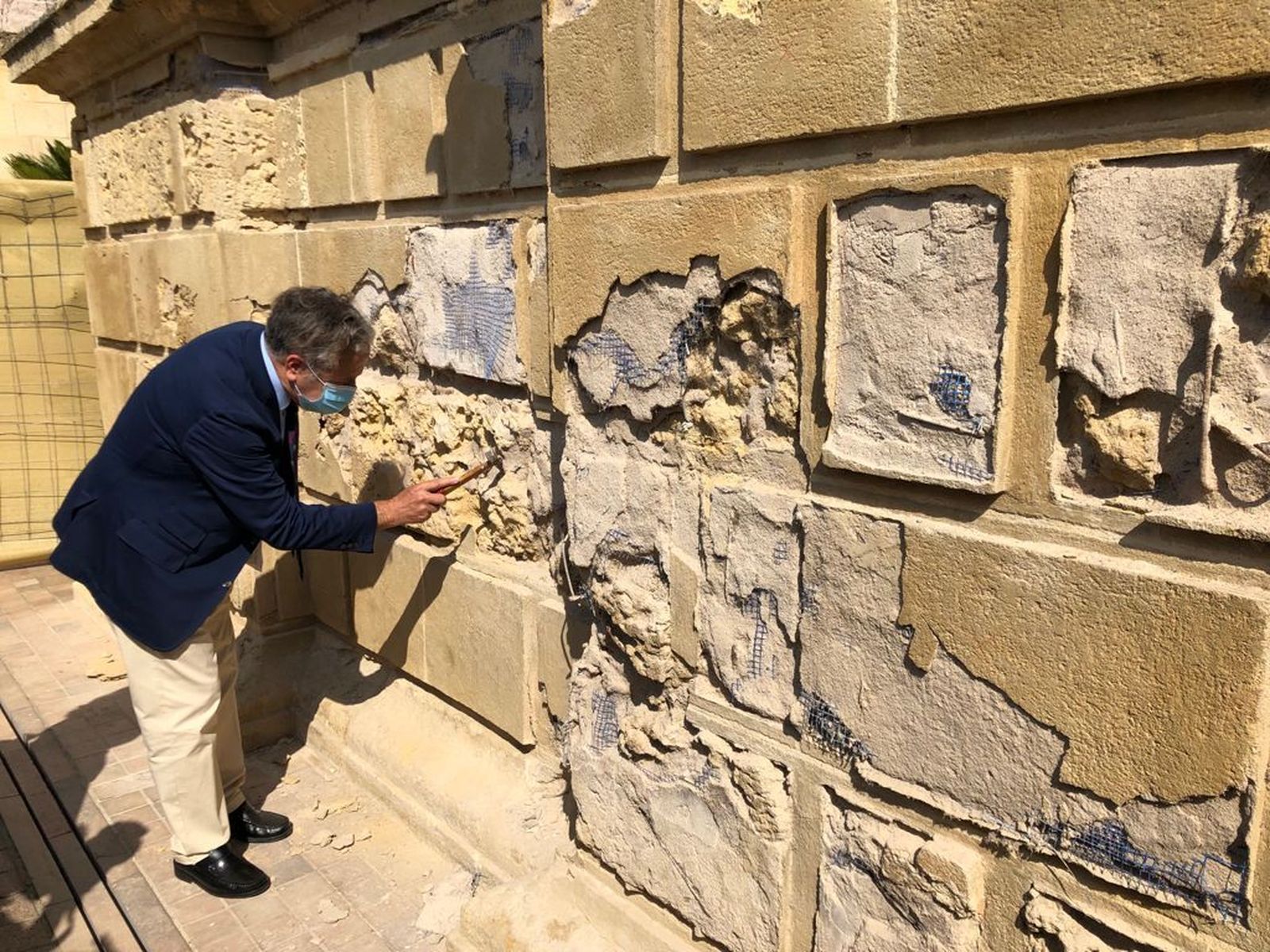 El presidente de la Gerencia Municipal de Urbanismo, Salvador Fuentes, en las obras de la Puerta del Puente.