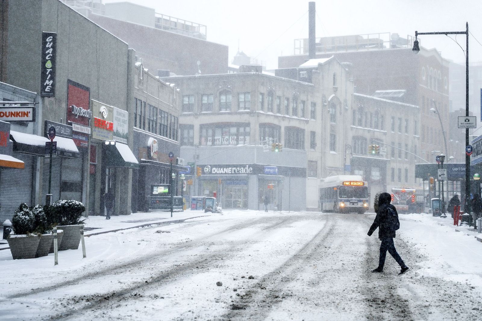 Las gélidas y blancas imágenes que deja la tormenta monstruosa en los EEUU