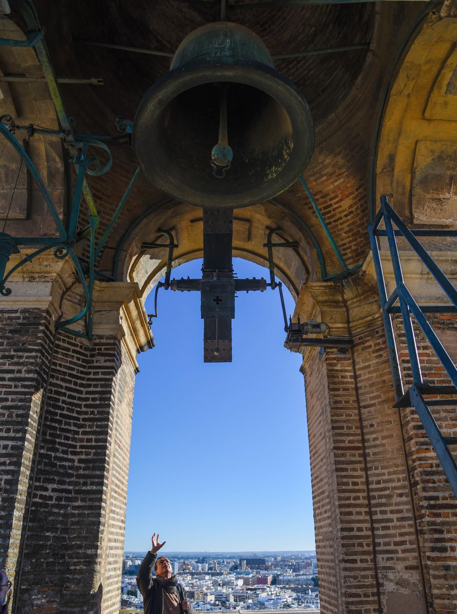 El Cuerpo del Reloj, con la campana llamada San Miguel de las Victorias y la popular matraca.