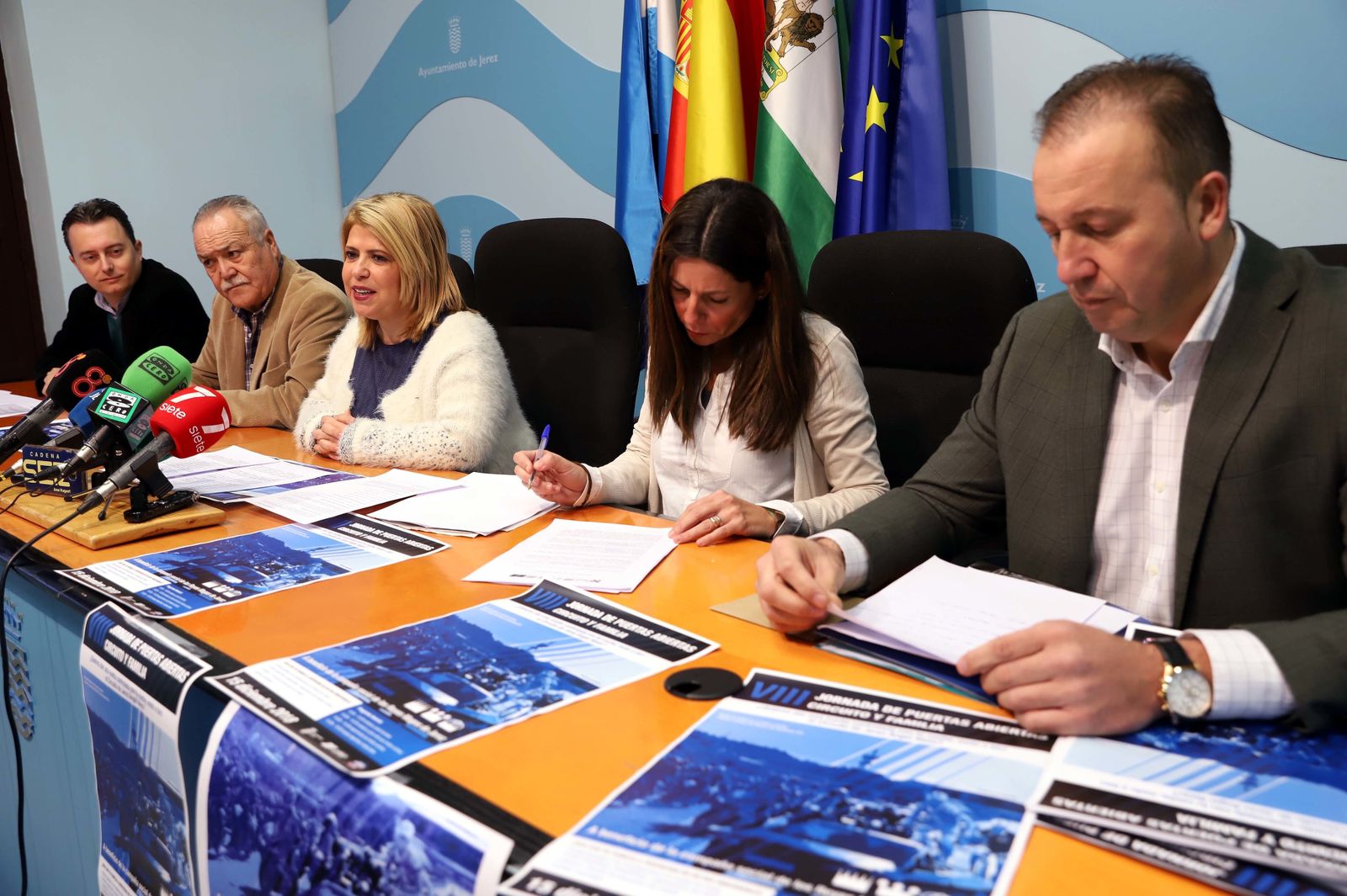 La alcaldesa y Santiago Galván, junto a los Reyes Magos en la presentación del evento en el Ayuntamiento.