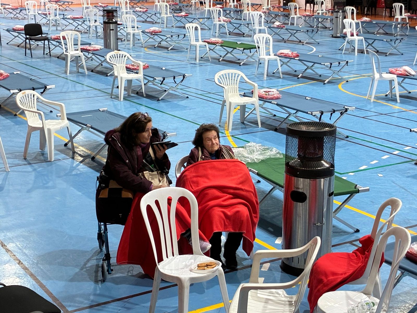 Vecinos tras la llegada al pabellón.