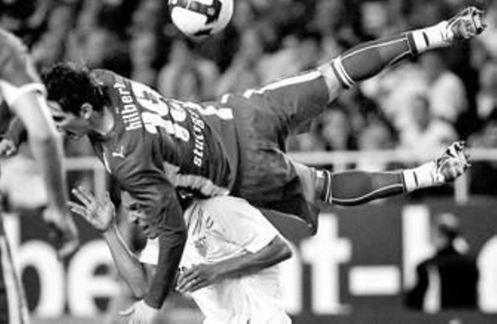 Roberto Hilbert cae encima de Adriano al saltar por un balón aéreo.