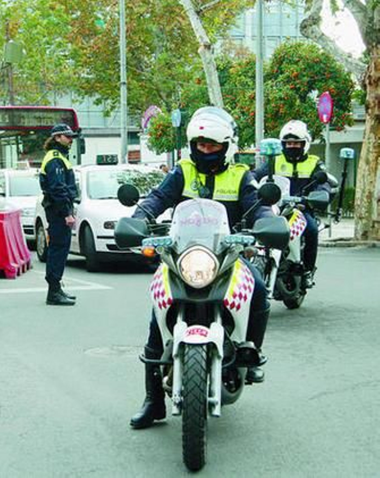 Motoristas de la Policía Local, en un control en la Plaza de la Encarnación.