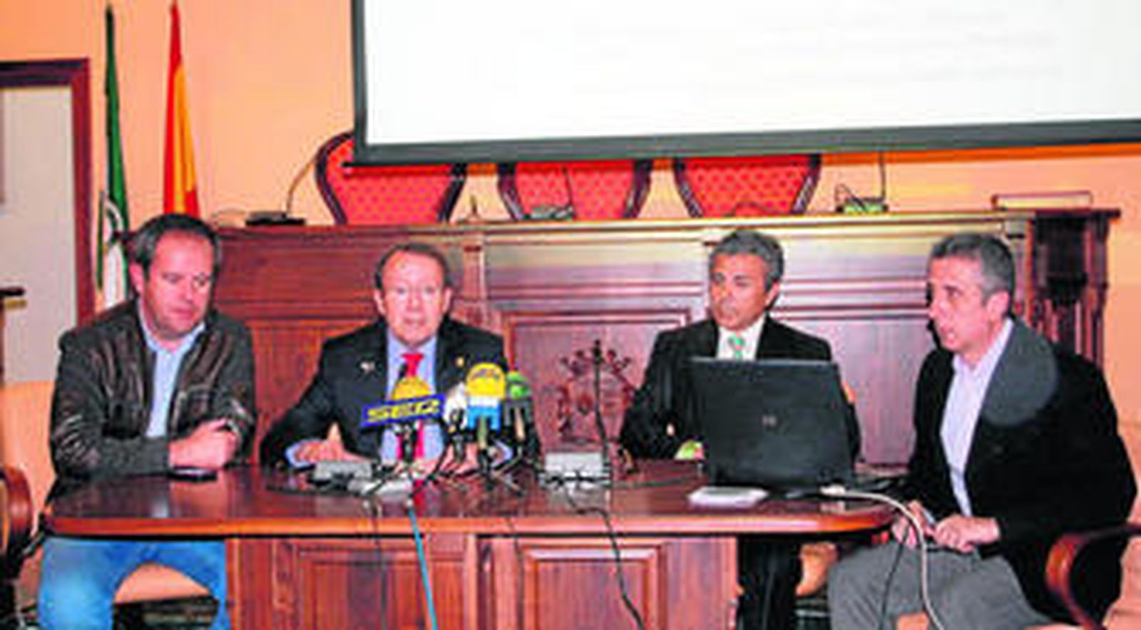 Francisco Algar, José Luis Bergillos, Erol Pastrana y Juan Cubero durante la presentación del proyecto en el Ayuntamiento de Lucena.