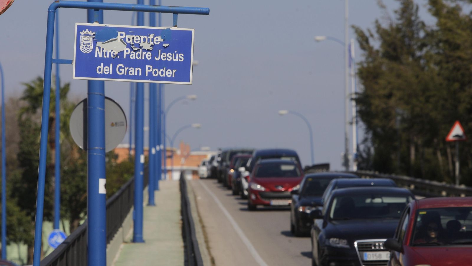 Retenciones de tráfico en el puente del Gran Poder, en una imagen de archivo.