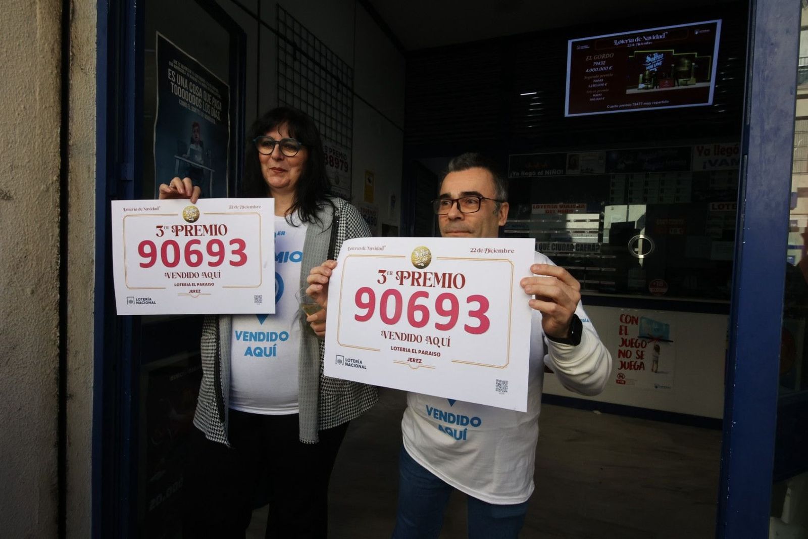 Los administradores de Loterías de El Paraíso con los carteles del tercer premio del sorteo de Navidad
