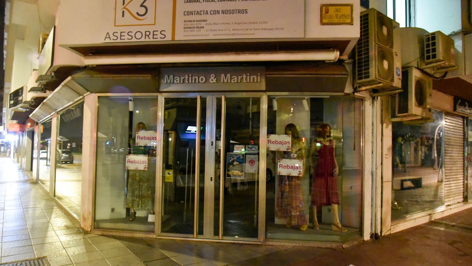 Fotos de edificios públicos y escaparates apagados en Algeciras por el plan de ahorro energético