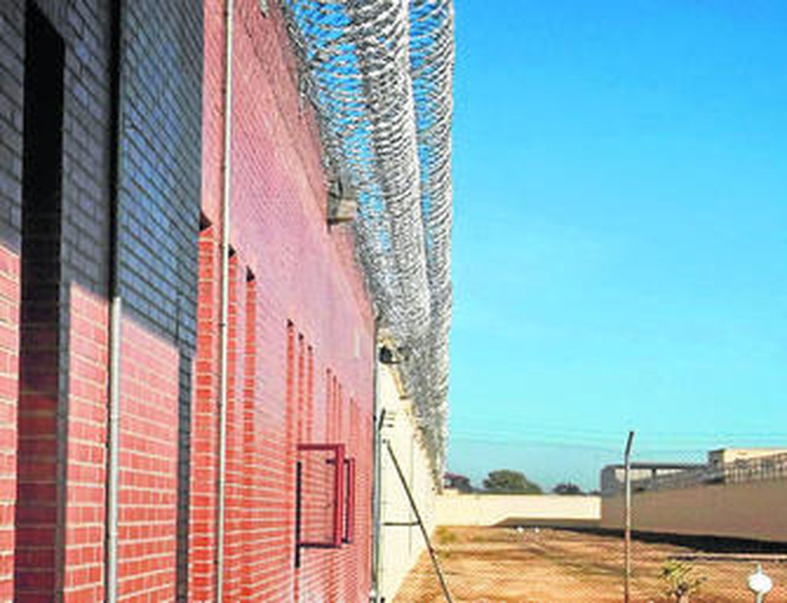 El punto exacto por el que los dos presos saltaron el muro exterior de la prisión.