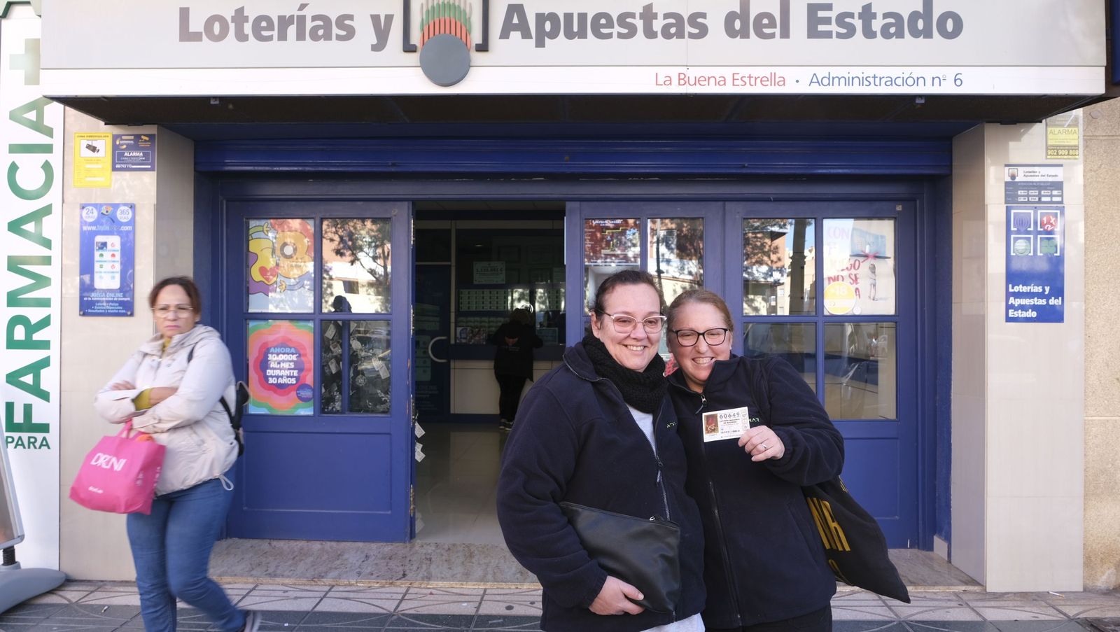 La lluvia de millones de la Lotería de Navidad llega a Roquetas, Las Norias, Las Cabañuelas y a Almería, en fotos