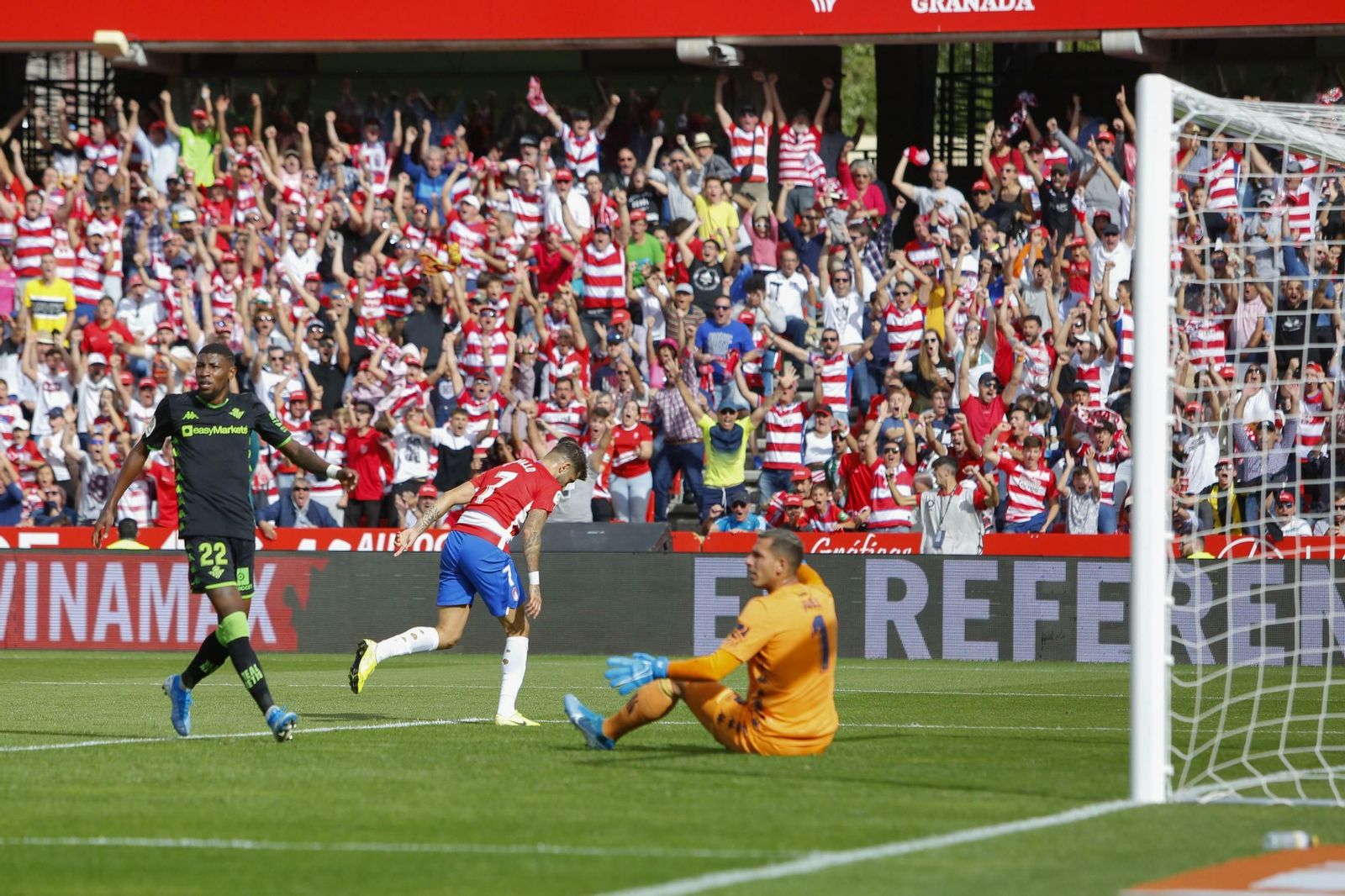 Vadillo, tras su gol, entre Emerson y Joel Robles.