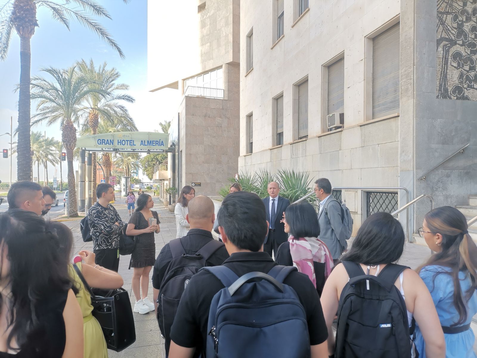 El magistrado Luis Miguel Columna ha recibido a los alumnos colombianos.