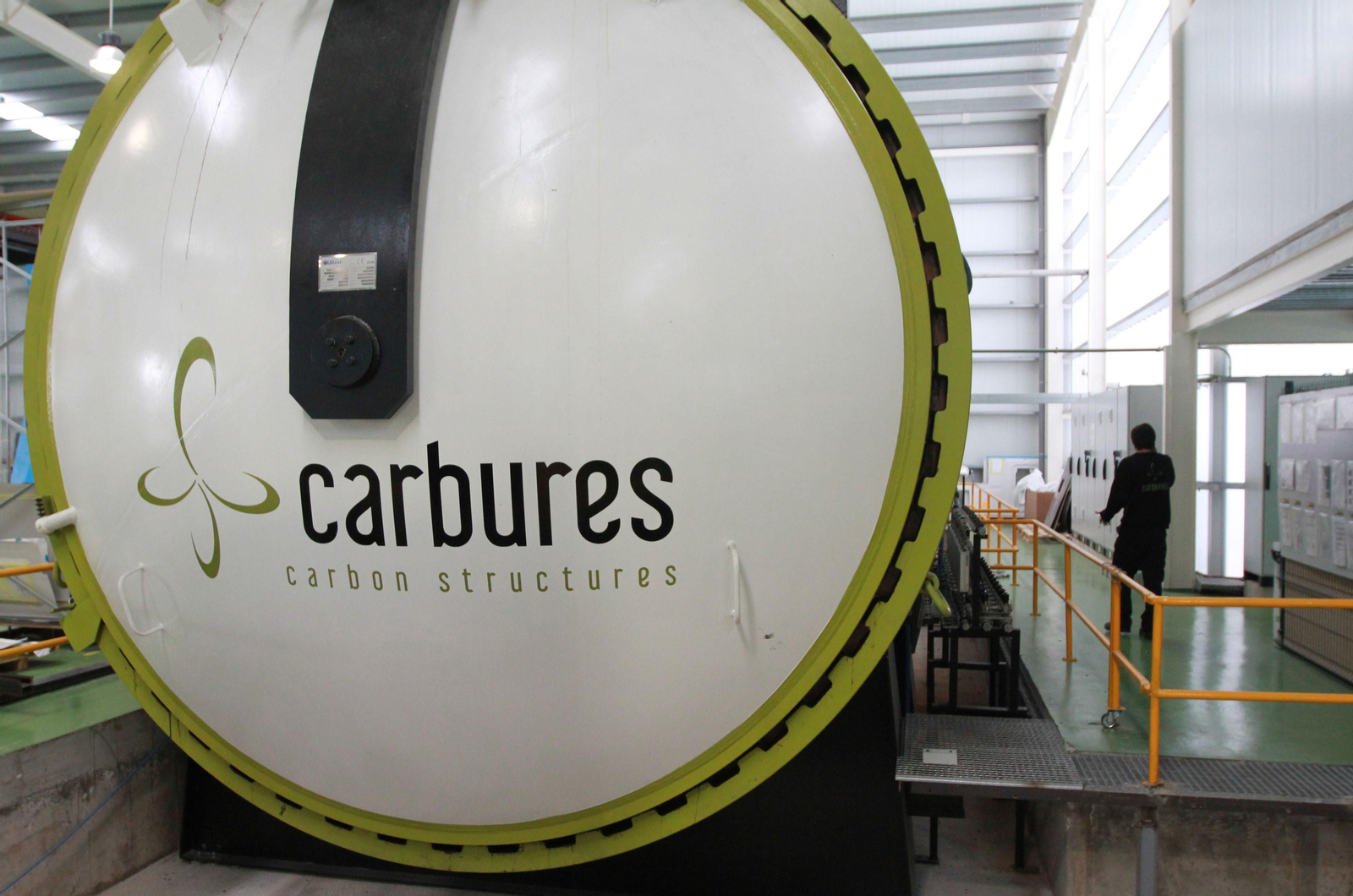 Interior de la planta de Carbures situada en las inmediaciones del aeropuerto jerezano.