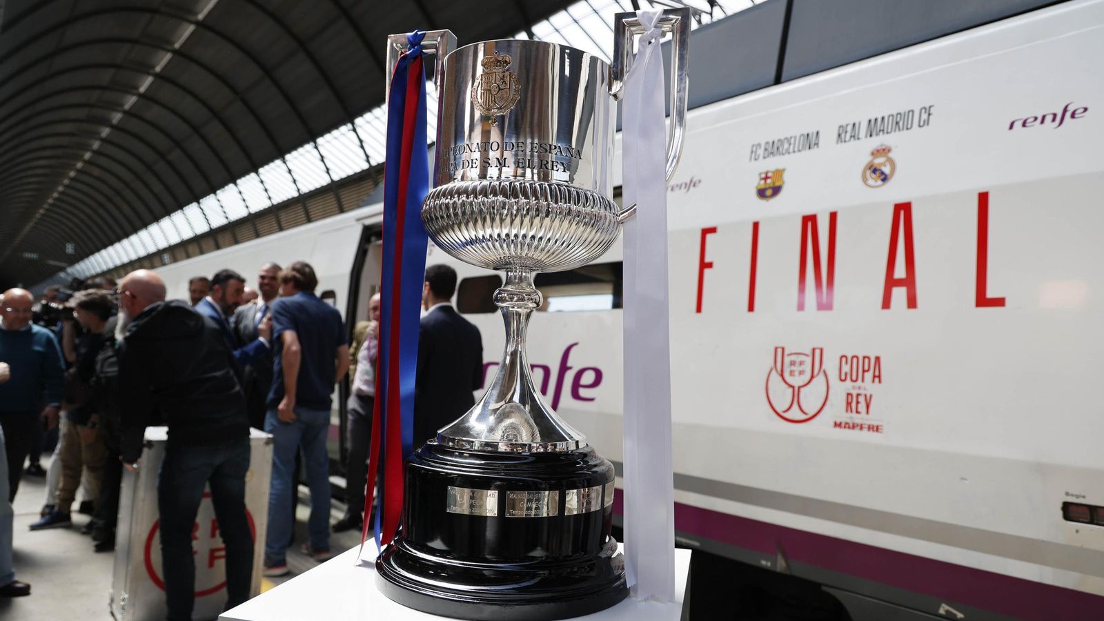 Las imágenes de la llegada de la Copa del Rey a Sevilla