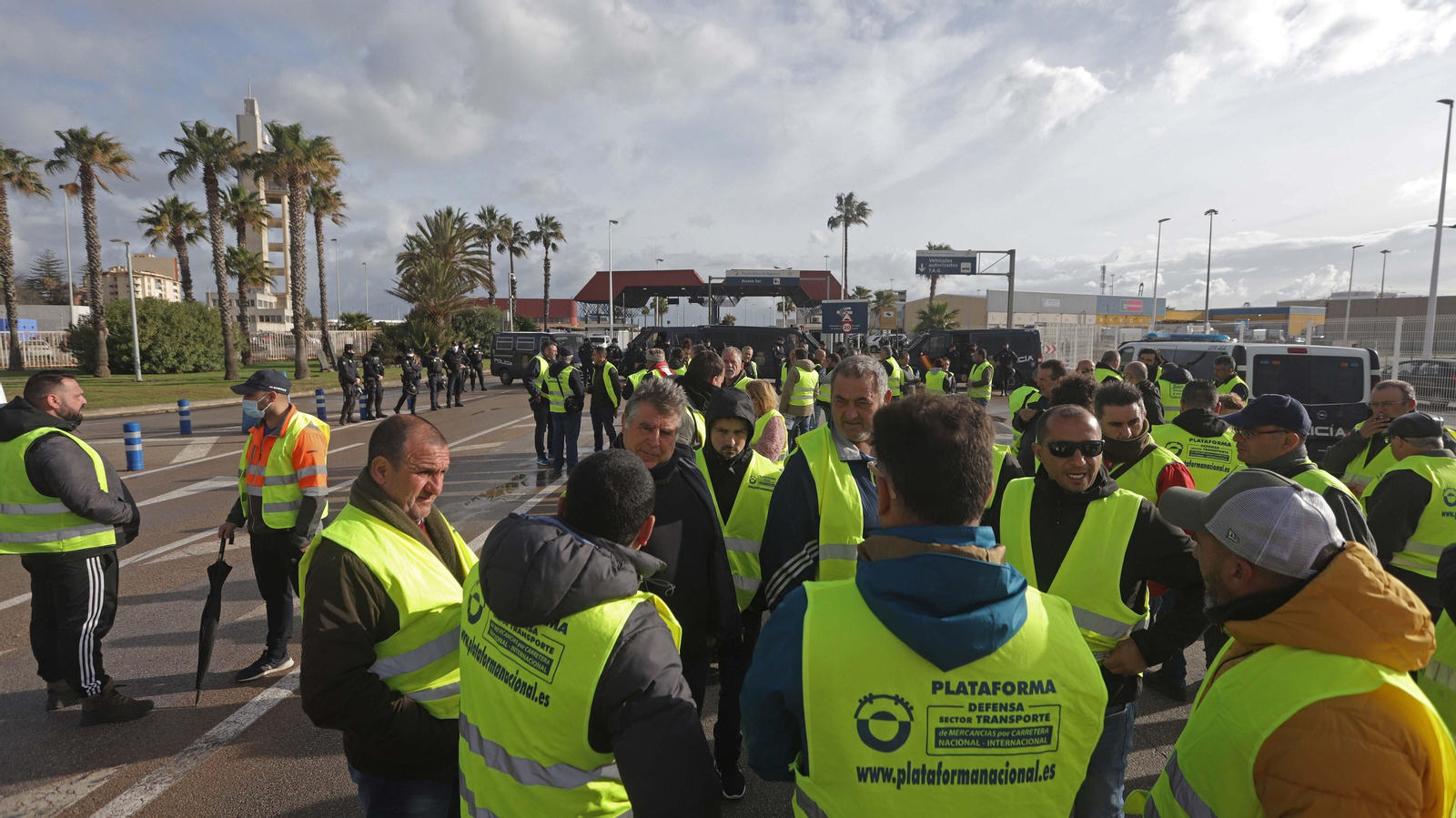 Fotos de la concentración de los camioneros en el acceso sur del puerto de Algeciras