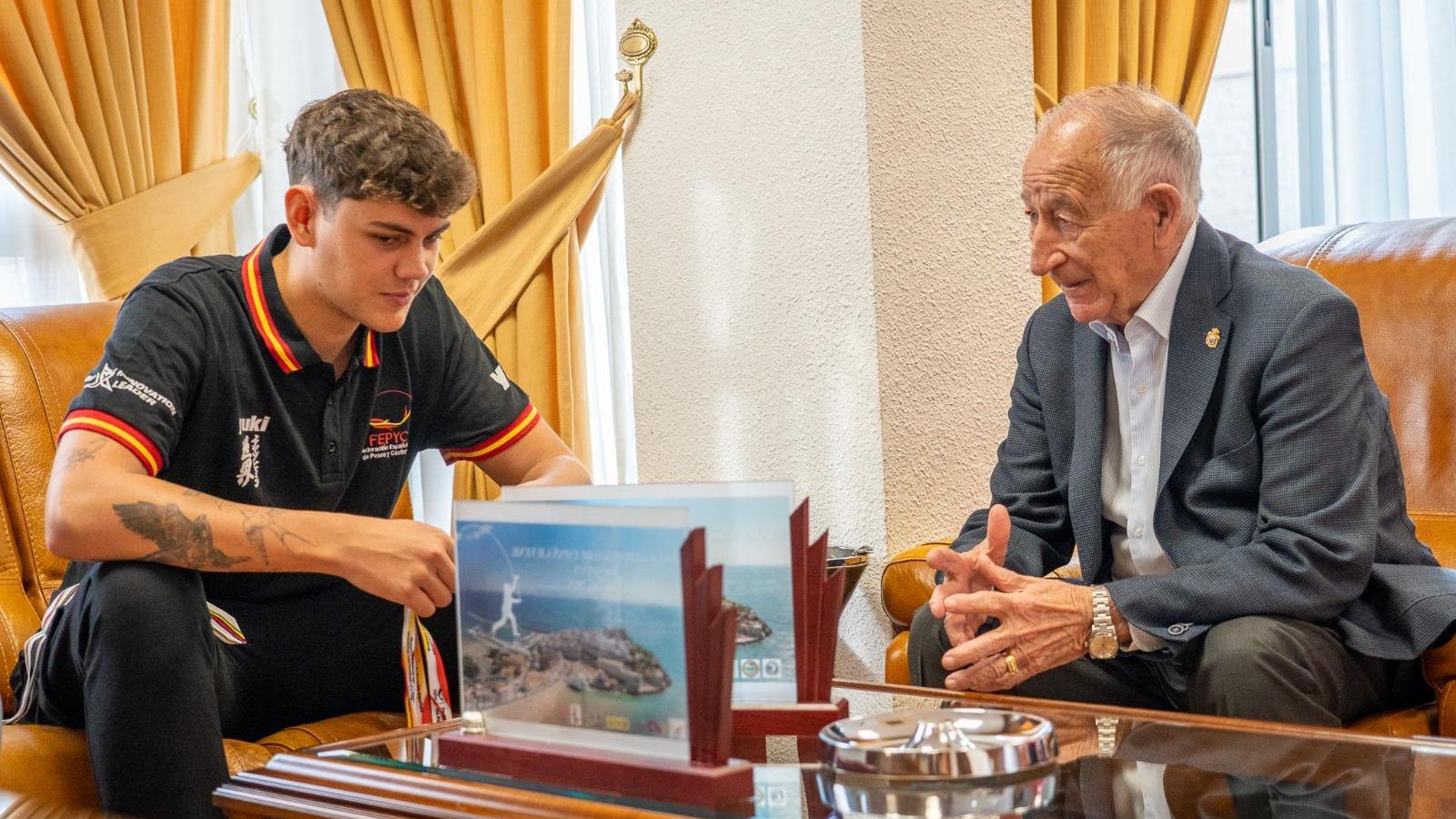Mariano Blanes fue recibido por el alcalde de Roquetas de Mar, Gabriel Amat, en el Ayuntamiento.