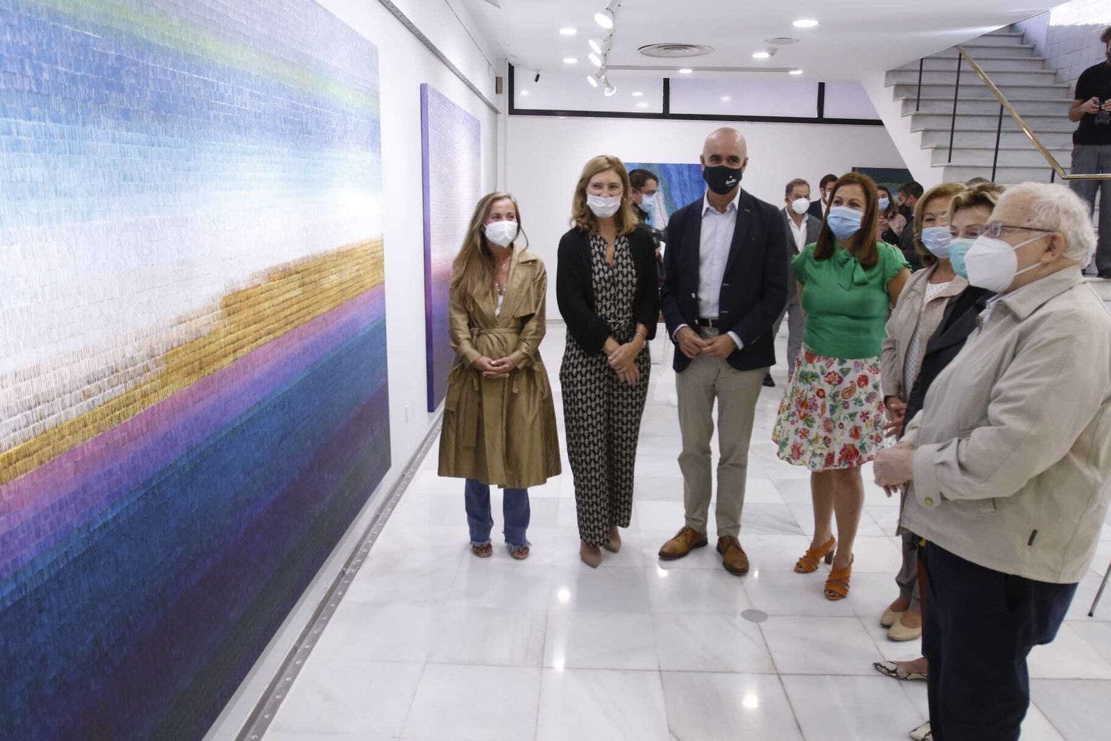 Noemí Sanchís, Alicia Martínez, Antonio Muñoz, Cristina Murillo, Soledad Sevilla y Gerardo Delgado miran un cuadro de la artista Soledad Sevilla en el estreno de la XIX Semana de la Arquitectura del Colegio de Arquitectos.
