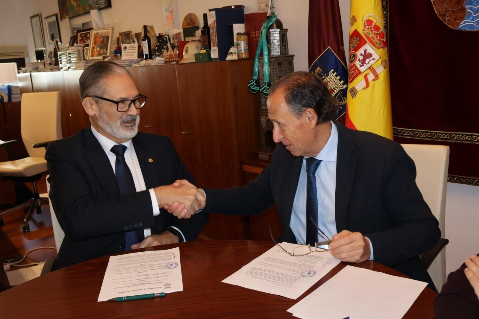 José María Román y Vicente Pablo Ortells firman un convenio de colaboración. José María Román y Vicente Pablo Ortells firman un convenio de colaboración.
