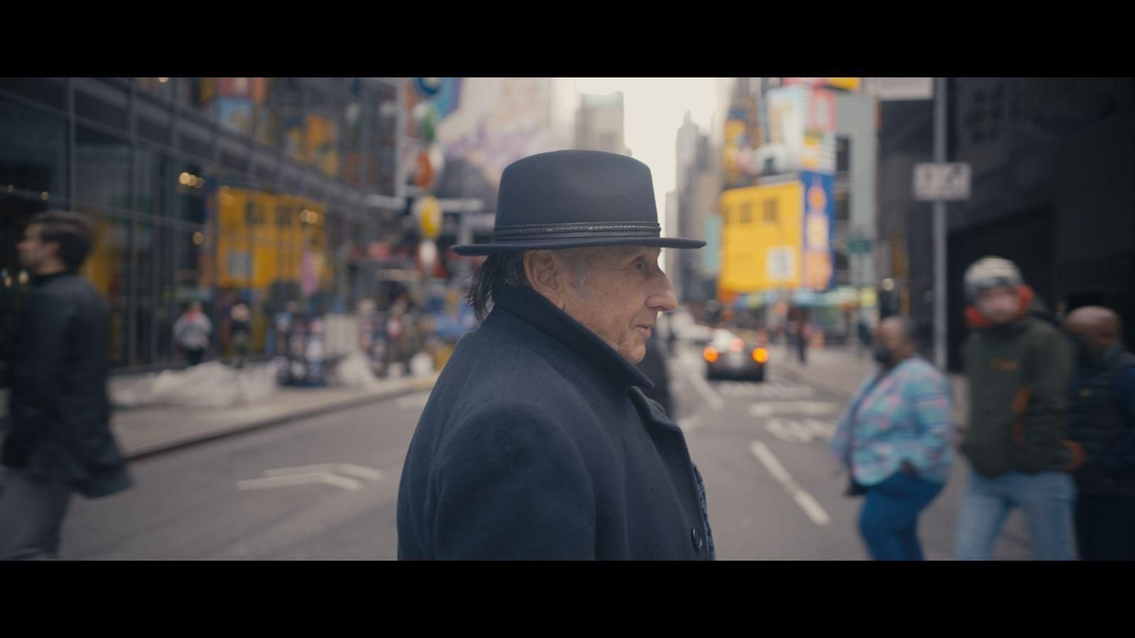 José Losada 'Carrete' cruzando una de las avenidas de Manhattan en un fotograma de 'Quijote en Nueva York'. José Losada 'Carrete' cruzando una de las avenidas de Manhattan en un fotograma de 'Quijote en Nueva York'.