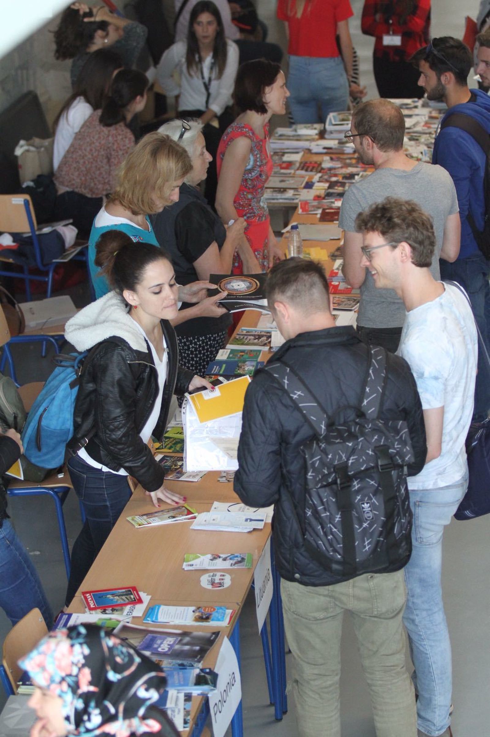 Estudiantes preguntan información sobre universidades internacionales.