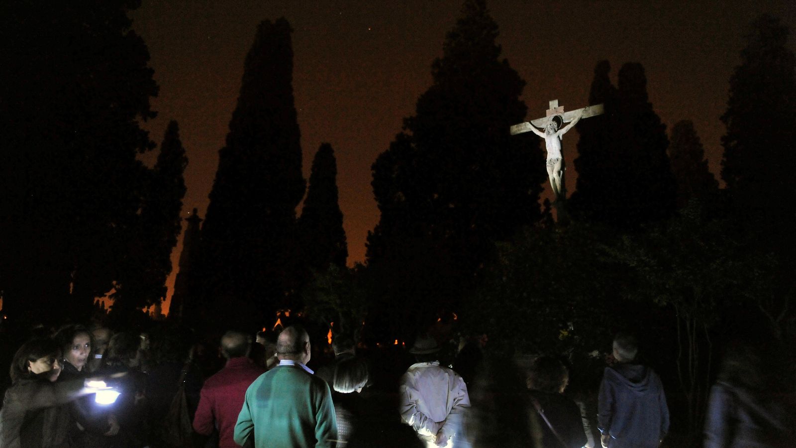 Además de la obra de Zorrilla en las visitas se da a conocer el patrimonio del cementerio de Sevilla.